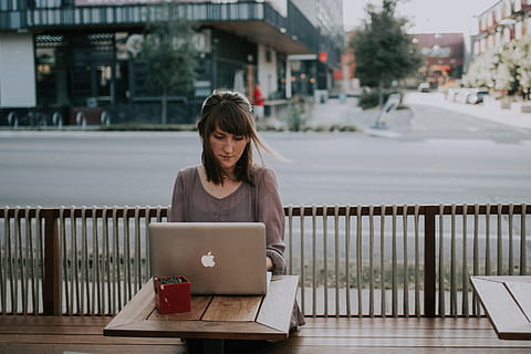 vrouw, grijs, overhemd, zittend, bank, voorkant, 3/4 mouw, top, geconfronteerd, bruin, tafel, mouw, macbook, laptop, computer, technologie, mensen, Draadloze technologie, een persoon, internet, buitenshuis, mannen, volwassen, werkend, levensstijlen, Kaukasische etniciteit, laptop gebruiken, jonge volwassene, typen, bedrijf, vooraanzicht, verbinding, architectuur, communicatie, casual kleding, glimlachen, echte mensen, dag, focus op de voorgrond, stoel, kapsel, 5K, CC0, publiek domein, royaltyvrij