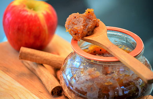 marmelade, morgenmad, æble, dryppe, strøm, gryde, mad, spise, fødevareprodukt, dessert, tradition, træ - materiale, krydderi, mad og drikke, sund kost, friskhed, velvære, husholdningsudstyr, ingen mennesker, tæt på, indendørs, bord, frugt, kød, fokus på forgrunden, beholder, grøntsag, krukke, stilleben, ingrediens, glas, snack, træske, Vegetarmad, 5K, CC0, offentligt domæne, royaltyfrie