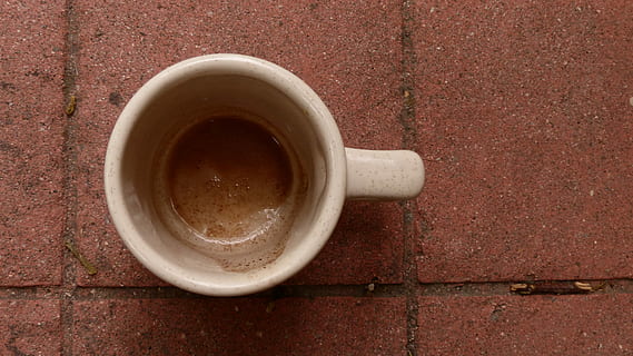 Kaffee, Backstein, leeren, über, erledigt, letzter Tropfen, Becher, draußen, Getränk, Ziegelwand, Kaffee trinken, Kaffeetasse, keine Leute, Essen und Trinken, Tasse, direkt darüber, Erfrischung, Nahansicht, Stillleben, Wand, heisses Getränk, einzelnes Objekt, Tag, drinnen, braun, 4K, CC0, gemeinfrei, lizenzfrei