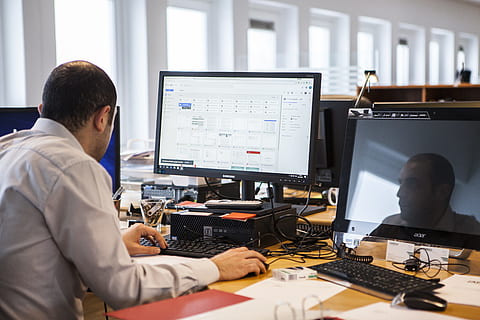 uomo, grigio, collared, camicia, seduta, di fronte, piatto, schermo computer, tenere sotto controllo, uomo in bianco, vestito bianco, acceso, schermo del computer, computer, lavoro, attività commerciale, computer fisso, tecnologia, Solo uomini, solo un uomo, attrezzatura informatica, uomini, occupazione, in casa, connessione, persone reali, adulto, comunicazione, usando il computer, tavolo, mobilia, scrivania, maschi, tecnologia wireless, tastiera, 5K, CC0, dominio pubblico, privo di copyright