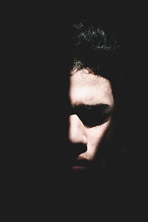 silueta, la meitat, humà, cara, mitja cara, home, retrat, ombra, fosc, sliver of light, concepte, crear, canviant d'humor, ull, llum, persona, una persona, tirada al cap, fons negre, primer pla, a l'interior, part del cos, tir de l'estudi, part del cos humà, rostre humà, adult jove, vista frontal, persones reals, còpia espai, estils de vida, home jove, ulls tancats, contemplació, 5K, CC0, domini públic, lliure de regalies