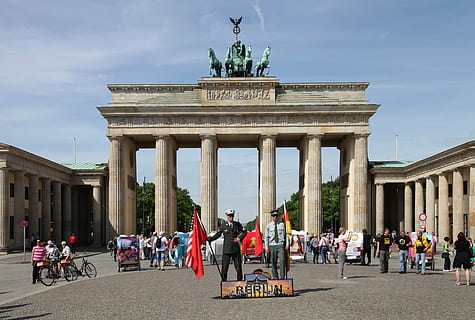 Berlina, estructuras, lugar famoso, arquitectura, Puerta de Brandenburgo, Europa, gente, estructura construida, grupo de personas, cielo, exterior del edificio, columna arquitectonica, turismo, destinos de viaje, gente real, ciudad, viaje, hombres, multitud, escultura, gran grupo de personas, el pasado, puerta de la ciudad, historia, al aire libre, 5K, CC0, dominio público, libre de derechos