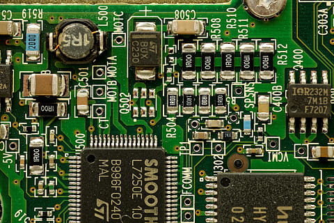elektronika, składnik, makro, tablica, Inżynieria elektryczna, technologia, przewodniki, płytka drukowana, obwody, przetwarzanie danych, Informatyka, branża elektroniczna, czip komputerowy, pełna ramka, płyta główna, połączenie, wyposażenie komputera, przemysł, komputer, złożoność, zielony kolor, sprzęt, porozumiewanie się, zbliżenie, numer, żadnych ludzi, tła, Bezpośrednio powyżej, innowacja, sprzęt elektryczny, element elektryczny, procesor, networking, 2K, CC0, domena publiczna, darmowe zdjęcia