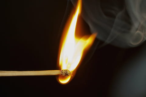 partido, fuego, cerrar, quemar, partidos, encender, llama, macro, azufre, quemaduras, encendedor, cabeza de partido, ligero, encendido, amarillo, palos, fumar, foto macro, Datailaufnahme, ardiente, calor - temperatura, fuego - fenómeno natural, de cerca, fósforo, adentro, fondo negro, encendiendo, naturaleza, foto de estudio, nadie, partido - equipo de iluminación, humo - estructura fisica, copia espacio, material de madera, solo objeto, movimiento, generación de combustible y energía, 5K, CC0, dominio público, libre de derechos