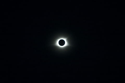 Eclipse solar, foto do eclipse solar, eclipse, eclipse total, céu escuro, Dom, lua, céu, natureza, astronomia, espaço, noite, Sombrio, ninguém, fenómeno natural, copie o espaço, forma geométrica, beleza na natureza, ao ar livre, silhueta, cor preta, círculo, cena tranquila, sombra, luar, luminosidade, 5K, CC0, domínio público, royalty free