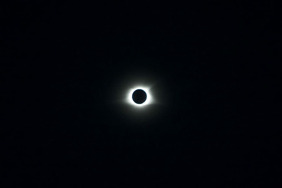 Eclipsi solar, foto de l'eclipsi solar, eclipsi, eclipsi complet, cel fosc, sol, lluna, cel, naturalesa, astronomia, espai, nit, fosc, cap gent, fenomen natural, còpia espai, forma geomètrica, bellesa a la natura, a l'aire lliure, silueta, color negre, cercle, escena tranquil·la, ombra, llum de la lluna, lluminositat, 5K