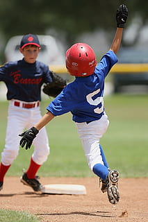 Baseball, Läufer, gleiten, zweite Basis, Infield, zweite stehlen, jung, Athlet, Laufen, Spiel, Feld, Sport, amerikanisch, Base, Jugend, Ballspiel, Helm, Wettbewerb, Spieler, Aktion, Uniform, Junge, aktiv, die Leichtathletik, männlich, Kind, Kindheit, in voller Länge, Jungs, Männer, Kopfbedeckungen, Sporthelm, Tag, echte Menschen, Menschen, Bewegung, Fokus auf den Vordergrund, spielen, Sportausrüstung, zwei Menschen, Nachwuchs, draußen, menschlicher Arm, Anstrengung, Arme erhoben, 2K, CC0, gemeinfrei, lizenzfrei