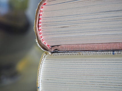 libro, libri, pila, vecchio, leggere, libro vecchio, pila di libri, pagine, pagine del libro, carta, biblioteca, libri usati, Usato, avvicinamento, nessuno, legno - materiale, concentrarsi sulle conoscenze acquisite, pubblicazione, singolo oggetto, sport, messa a fuoco selettiva, natura morta, strutturato, all'aperto, giorno, saggezza, tavolo, attività, tessile, 4K, CC0, dominio pubblico, privo di copyright