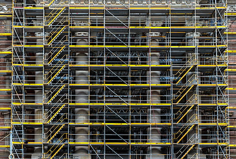 pilka, ruda, betonas, pastatas, nuotrauka, geltona, pastoliai, statybos, simetrija, statybvietė, modelį, architektūra, linijos, juoda, ramstis, berlin, andamio, edificio, arquitectura, pastatyta struktūra, pastato išorė, visą kadrą, nėra žmonių, fonas, statybos pramonė, industrija, žemas kampo vaizdas, modernus, dieną, metalo, vystymąsi, Nebaigtas, lauke, langas, 5K, CC0, Viešasis domenas, nemokamai