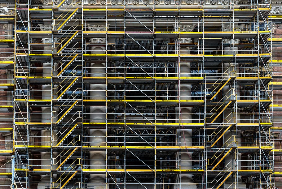 gris, marró, concret, edifici, foto, groc, bastides, construcció, simetria, lloc de construcció, patró, arquitectura, línies, negre, pilar, Berlín, andamio, estructura construïda, exterior de l'edifici, marc complet, cap gent, fons, industria de la construcció, indústria, vista d’angle baix, modern, dia, metall, desenvolupament, incomplet, a l'aire lliure, finestra, 5K