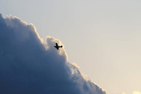 dele, bi-plan, luft show, tordenskyer, fly, luftfart, flyvende, fare, dramatisk, storm, pilot, meteorologi, risiko, vinge, flyvningen, flyve, luft, høj, hastighed, propel, antenne, silhuet, biplan, himmel, luftfartøj, transportmidler, sky - himmel, transportform, lav vinkel visning, bevægelse, på farten, natur, rejse, Midt i luften, dag, ingen mennesker, røg - fysisk struktur, udendørs, kampfly, kunstflyvning, 2K, CC0, offentligt domæne, royaltyfrie