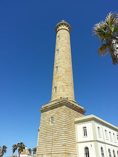 faro, bokštas, pastatas, edificio, bokštas, pastatas, žemas kampo vaizdas, švarus dangus, mėlyna, dangus, dieną, medis, architektūra, pastato išorė, pastatyta struktūra, pobūdį, aukštas - aukštas, nėra žmonių, augalų, palmė, tropinis klimatas, saulės šviesa, praeitis, kopijavimo vietos, lauke, laikrodis, 2K, CC0, Viešasis domenas, nemokamai
