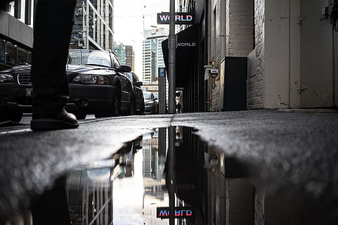 fotografering, kropp, vann, refleksjon, dam, regn, vei, våt, natur, vær, himmel, Urban, gate, landskap, utendørs, naturlig, by, asfalt, fortau, dag, blå, tre, gammel, miste, årstid, høst, mørk, flate, lys, regndråpe, silhouette, speil, innsjø, skitt, skygge, skog, arkitektur, transportmiddel, transport, land kjøretøy, bil, bygget struktur, motorkjøretøy, bygge eksteriør, bygning, fokusere på bakgrunn, reise, 5K, CC0, offentlig domene, opphavsrett gratis