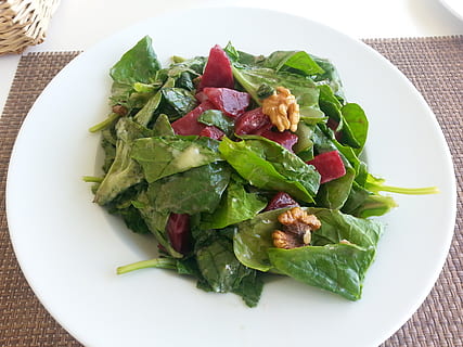 salad sayur, putih, piring, salad, bayam, akar bit, kacang kenari, bayam daun, lezat, vegan, Frisch, sehat, vitamin, vegetarian, nutrisi, hijau, Sayuran, makanan, kesejahteraan, makan sehat, makanan dan minuman, sayur-mayur, kesegaran, siap untuk dimakan, masih hidup, tampilan sudut tinggi, merapatkan, ukuran porsi, tidak ada orang, warna hijau, dalam ruangan, sayur daun, meja, daun, bagian tanaman, Makanan vegetarian, arugula, 2K, CC0, domain publik, bebas royalti