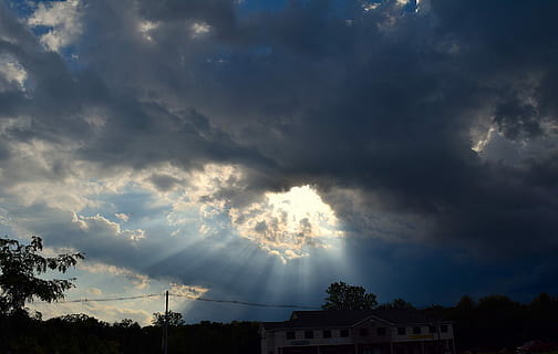 taivas, auringonvalo, dramaattinen, pilviä, luonto, sininen, valo, paistaa, valonsäde, pilvi - taivas, ei ihmisiä, ulkona, tyyneys, arkkitehtuuri, rakennuksen ulkoa, rakennettu rakenne, rakennus, kauneus luonnossa, puu, talo, myrsky, kasvi, auringonsäde, kaupunki, asuinalueella, matala kulma, sähkö, voimaa luonnossa, pahaenteinen, 1080P, CC0, public domain, rojaltivapaa