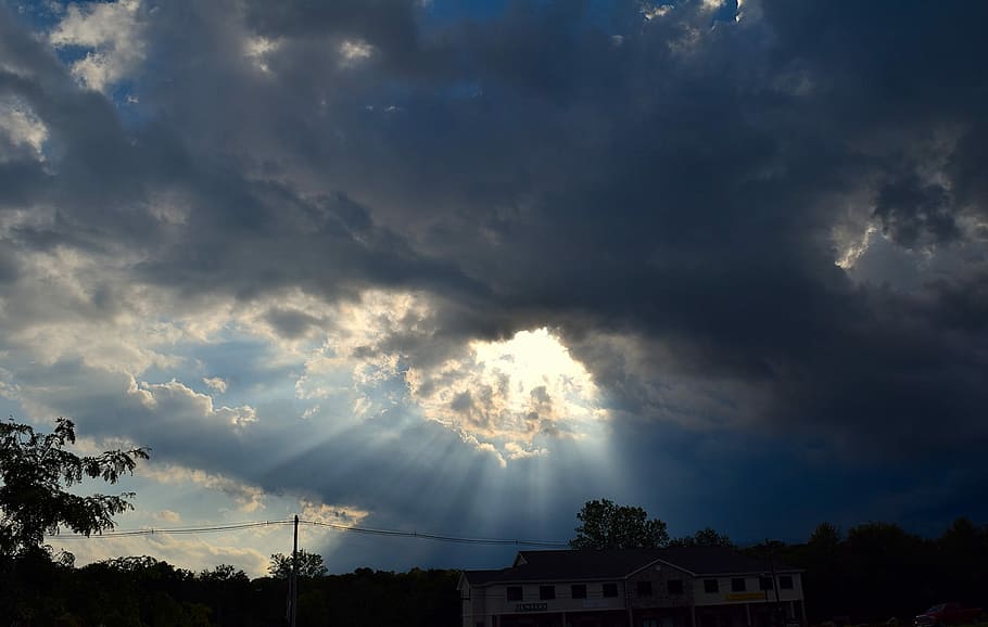 taivas, auringonvalo, dramaattinen, pilviä, luonto, sininen, valo, paistaa, valonsäde, pilvi - taivas, ei ihmisiä, ulkona, tyyneys, arkkitehtuuri, rakennuksen ulkoa, rakennettu rakenne, rakennus, kauneus luonnossa, puu, talo, myrsky, kasvi, auringonsäde, kaupunki, asuinalueella, matala kulma, sähkö, voimaa luonnossa, pahaenteinen, 1080P