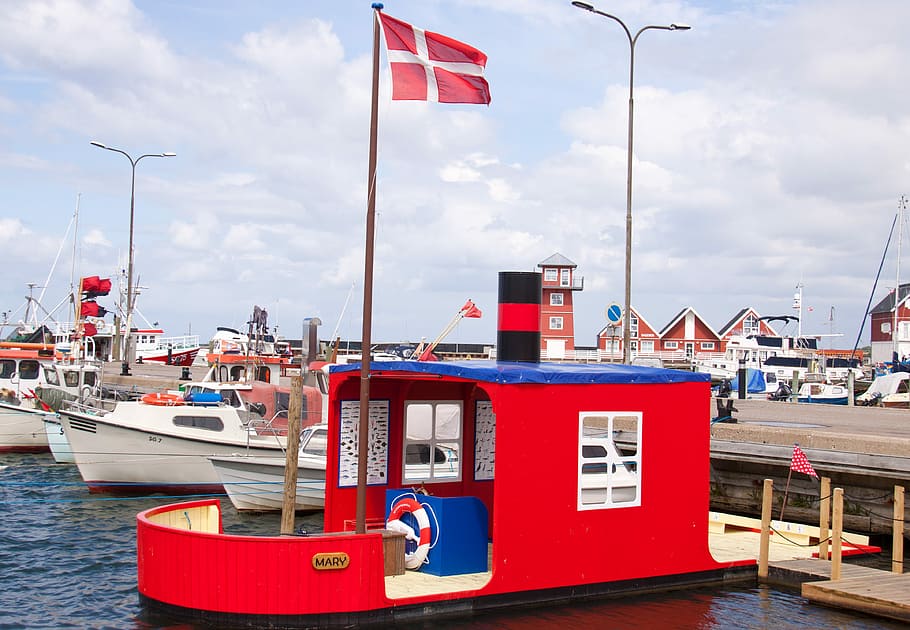 rasmus, grumo, nave, bandiera rossa, Danimarca, rosso, bandiera, porto, bagno, mare, cartone animato, figura, nuvola - cielo, nave nautica, patriottismo, acqua, mezzi di trasporto, cielo, modo di trasporto, natura, giorno, ormeggiato, architettura, molo, polo, all'aperto, struttura costruita, 4K