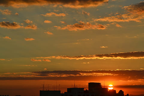 cielo, sol, sole, tramonto, cielo arancione, nuvole, pomeriggio, città, tetti, nuvola - cielo, colore arancione, architettura, bellezza nella natura, scenics - natura, struttura costruita, esterno dell'edificio, natura, nessuno, silhouette, costruzione, all'aperto, cielo drammatico, idilliaco, scena tranquilla, luce del sole, 4K, CC0, dominio pubblico, privo di copyright