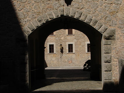 objectiu, llum, ombra, edifici, arquitectura, arc, estructura construïda, porta, celler, exterior de l'edifici, història, el passat, cap gent, dia, vell, funció de construcció de parets, llum solar, paret, finestra, a l'aire lliure, destinacions de viatge, naturalesa, paret de pedra, viatjar, civilització antiga, arquejat, 2K, CC0, domini públic, lliure de regalies