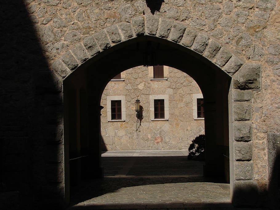 objectiu, llum, ombra, edifici, arquitectura, arc, estructura construïda, porta, celler, exterior de l'edifici, història, el passat, cap gent, dia, vell, funció de construcció de parets, llum solar, paret, finestra, a l'aire lliure, destinacions de viatge, naturalesa, paret de pedra, viatjar, civilització antiga, arquejat, 2K