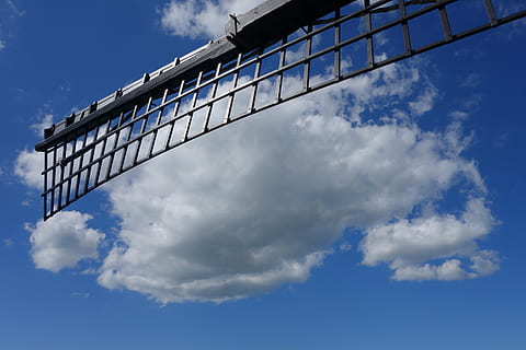 blå himmel, mølle, vinge, skyer, himmel, blå, humør, sommer, Se detaljer, smuk, sky - himmel, arkitektur, lav vinkel visning, natur, dag, udendørs, bygget struktur, ingen mennesker, moderne, bygning udvendig, forbindelse, cloudscape, by, beskyttelse, metal, enkelt objekt, afspejling, kontor, 5K, CC0, offentligt domæne, royaltyfrie