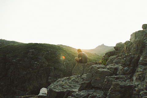 uomo, seduta, scogliera, Alba, persona, roccia, bordo, montagna, tramonto, solo, pensiero, avventura, sedersi, sittin, tipo, maschio, pietra, trekking, solido, roccia - oggetto, cielo, natura, bellezza nella natura, cielo sereno, formazione rocciosa, copia spazio, scenics - natura, giorno, una persona, scena tranquilla, la tranquillità, all'aperto, riflesso lente, luce del sole, attività di svago, 5K, CC0, dominio pubblico, privo di copyright
