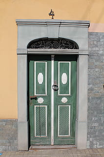 davanti, porta, memorabilia, facciata, porta d'ingresso, intervallo di input, architettura, esterno dell'edificio, struttura costruita, Entrata, all'aperto, costruzione, chiuso, giorno, caratteristica della parete, nessuno, Casa, finestra, parete, vecchio, arco, città, protezione, quartiere residenziale, sicurezza, ornato, 2K, CC0, dominio pubblico, privo di copyright