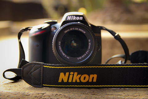 negre, Càmera nikon dslr, càmera, lent, nikon, temes de fotografia, tecnologia, centrar-se en primer pla, càmera - equip fotogràfic, primer pla, equip fotogràfic, cap gent, lent - instrument òptic, nombre, equipament, text, lent - ull, a l'interior, guió occidental, càmera digital, comunicació, color negre, dia, natura morta, 5K, CC0, domini públic, lliure de regalies