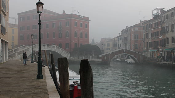 cancellato, sbagliato, una schifezza, architettura, struttura costruita, esterno dell'edificio, acqua, nebbia, giorno, città, ponte, natura, mezzi di trasporto, connessione, costruzione, ponte - struttura fatta dall'uomo, cielo, arco, strada, lungomare, persone, all'aperto, canale, post in legno, ponte ad arco, 4K, CC0, dominio pubblico, privo di copyright