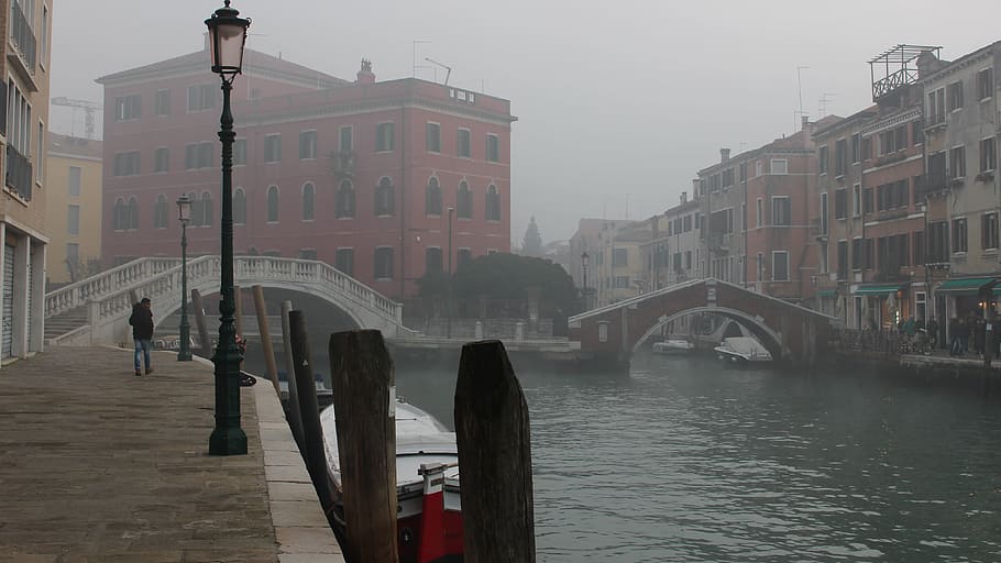 cancellato, sbagliato, una schifezza, architettura, struttura costruita, esterno dell'edificio, acqua, nebbia, giorno, città, ponte, natura, mezzi di trasporto, connessione, costruzione, ponte - struttura fatta dall'uomo, cielo, arco, strada, lungomare, persone, all'aperto, canale, post in legno, ponte ad arco, 4K