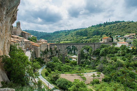 gent, vistes, núvols, cel, vista panoràmica, turisme, naturalesa, arquitectura, catars, pont, riu, verd, arbre, estructura construïda, planta, núvol - cel, muntanya, exterior de l'edifici, dia, pont - estructura feta per l'home, color verd, el passat, destinacions de viatge, història, cap gent, connexió, bellesa a la natura, Serra, pont d’arc, a l'aire lliure, 5K, CC0, domini públic, lliure de regalies