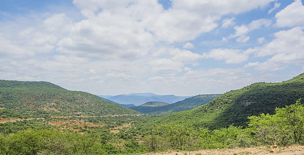 skyer, Mark, græs, landskab, bjergkæde, bjerge, udendørs, naturskøn, natur, bjerg, Skov, træ, bakke, sommer, scenics - natur, sky - himmel, himmel, skønhed i naturen, rolig scene, ro, plante, miljø, ikke-urbane scene, grøn farve, dag, jord, ingen mennesker, idyllisk, fjern, bjergrygge, 5K, CC0, offentligt domæne, royaltyfrie