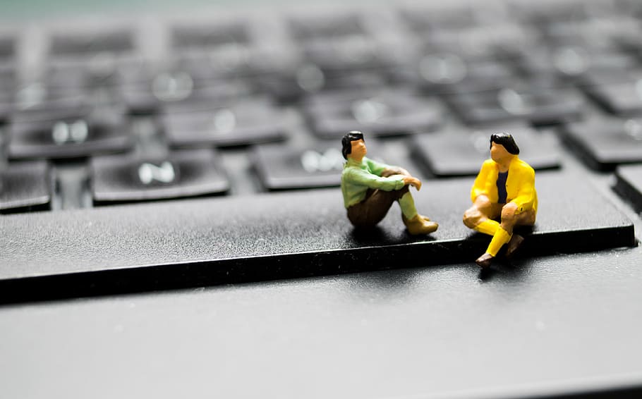 dos, figures de plàstic, negre, teclat de l'ordinador portàtil, miniatura, teclat, mini, macro, tancar, model, homenet, món en miniatura, només homes, roba de treball protectora, casc, indústria, només adults, gent, adult, homes, treballador manual, figureta, joguina, representació, representació humana, semblança masculina, a l'interior, cap gent, primer pla, tecnologia, tir de l'estudi, enfocament selectiu, comunicació, equips informàtics, art i artesania, ordinador, creativitat, longitud completa, dia, seguretat, agressió, 4K