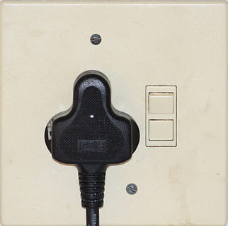 Steckdose, Stecker, Elektrizität, Kabel, Stromkabel, Stromleitung, Energie, Technologie, keine Leute, drinnen, Nahansicht, Verbindung, Wandbau - Funktion, Ausrüstung, Wand, Eingabegerät, schwarze Farbe, Kommunikation, Musik-, Lichtschalter, Schalter, einzelnes Objekt, Autopostproduktionsfilter, Kunst, Kultur und Unterhaltung, Netzteil, elektrische Ausrüstung, 1080P, CC0, gemeinfrei, lizenzfrei