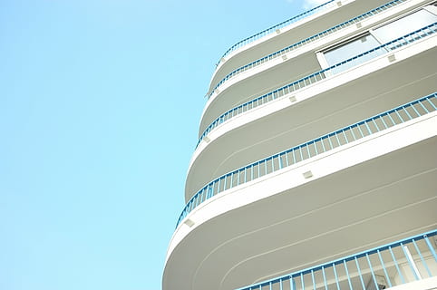 scăzut, unghi de fotografiere, alb, clădire, arhitectură, infrastructură, structura, stabilire, apartament, ferestre, hotel, nori, cer, albastru, exteriorul clădirii, vedere unghiulară joasă, cer senin, construită, natură, spațiu copie, modern, nici o persoana, zi, lumina soarelui, însorit, oraș, balustradă, balcon, în aer liber, industrie, 4K, CC0, domeniu public, fără drepturi de autor