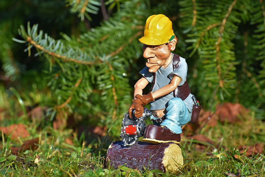 home, portar, blau, samarreta, celebració, cadena, va veure, figureta, Bosc de bosc, treballadors forestals, motoserra, arbre, registre, figura, deco, decoració, casos d'arbres, treballs forestals, desforestació, bosc, tribu, infància, nen, descendència, planta, homes, una persona, mascles, nois, felicitat, naturalesa, dia, herba, terra, somrient, centrar-se en primer pla, emoció, innocència, a l'aire lliure, 4K