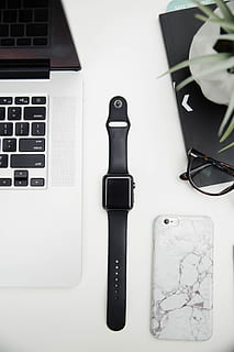 plads, grå, æble, holde øje, sort, sports band, bærbar, iphone, computer, browser, forskning, forretning, arbejde, skrivebord, mobil, telefon, gadget, briller, teknologi, forbindelse, meddelelse, trådløs teknologi, direkte over, indendørs, bord, ingen mennesker, bærbar informationsenhed, computer tastatur, computerudstyr, tastatur, høj vinkel visning, tæt på, smart telefon, stilleben, hvid farve, kontor, sølvfarvet, 2K, CC0, offentligt domæne, royaltyfrie