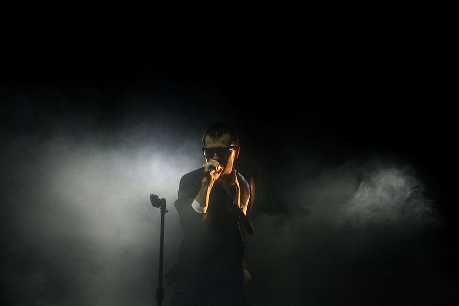 home, de peu, al costat, micròfon, stand, celebració, portar, negre, ulleres de sol, utilitzant, Chester Bennington, cantant, fosc, realitzar, cantar, homes, músic, gent, una persona, concert de música popular, mascles, escenari - espai de rendiment, equipament, intèrpret, una sola dona, fons negre, tir de l'estudi, només adults, només dones, a l'interior, rendiment, fum - estructura física, cultura i entreteniment artístic, Dispositiu d'entrada, música, cintura cap amunt, punt de mira, adult, etapa, vista frontal, 5K