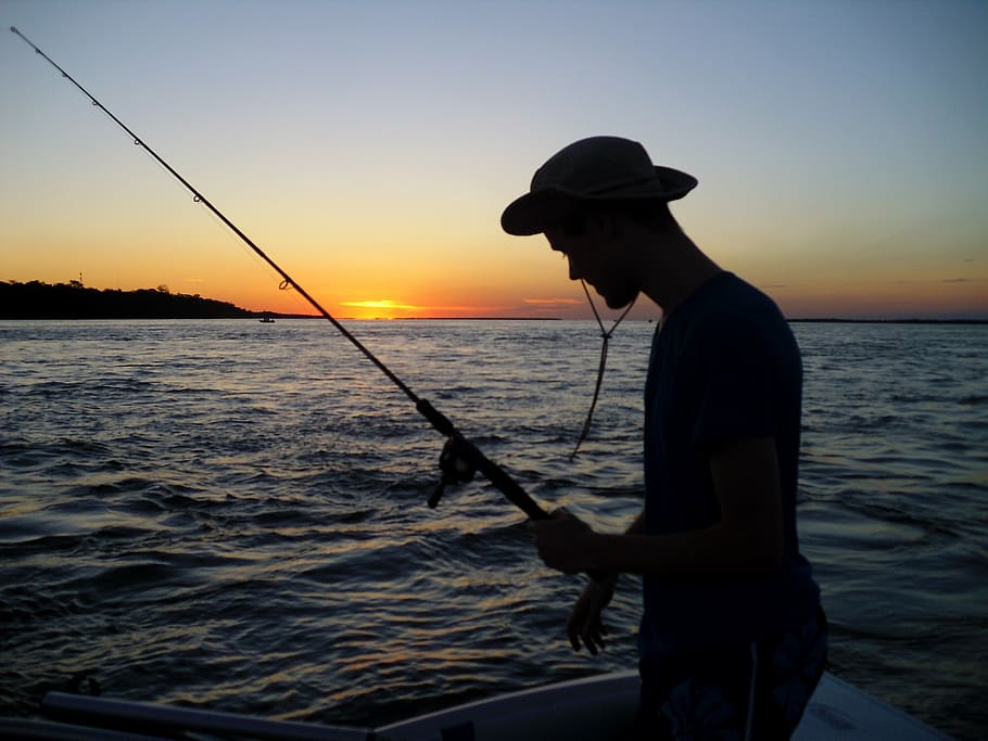 silhouette, uomo, detenzione, canna da pesca, mare, ultimi bagliori, luce posteriore, tramonto, pesce, crepuscolo, pesca, acqua, cielo, asta, cappello, persone reali, uomini, attività, una persona, bellezza nella natura, scenics - natura, colore arancione, natura, attività di svago, sole, pescatore, all'aperto, orizzonte sull'acqua, industria ittica, 4K