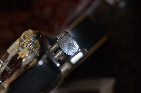 Gitarre, Spanisch, Knöpfe, Streicher, Musik-, Instrument, Musical, klassisch, akustisch, Zeichenfolge, klingen, Unterhaltung, abspielen, Ausrüstung, Nahansicht, Musikinstrument, drinnen, selektiver Fokus, Kunst, Kultur und Unterhaltung, Saiteninstrument, keine Leute, Musikausrüstung, Performance, Metall, Stillleben, Studioaufnahme, Blasinstrument, Richtigkeit, Fokus auf den Vordergrund, einzelnes Objekt, Effizienz, Lebensmittel- und Getränkeindustrie, Bühne, 4K, CC0, gemeinfrei, lizenzfrei