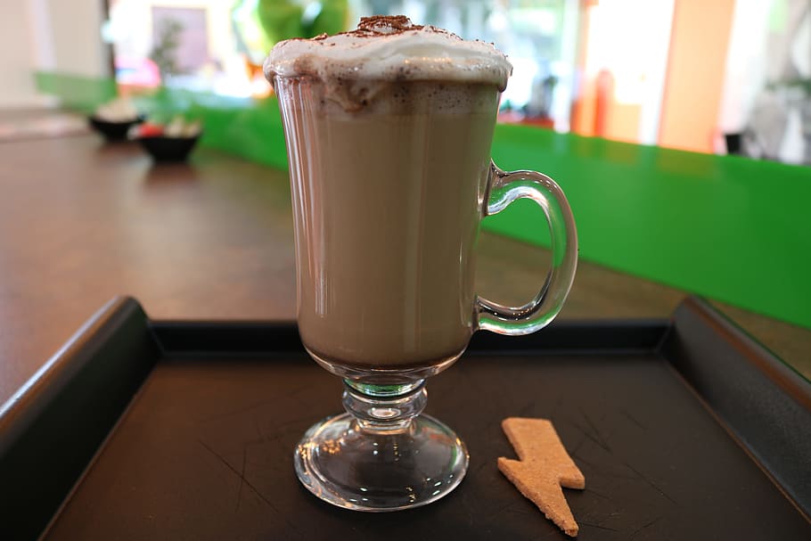 cafè, beure, calenta, beure cafè, cafeteria, esmorzar, espresso, tassa, capuccino, copa, menjar i beguda, taula, centrar-se en primer pla, refresc, a l'interior, vidre, natura morta, primer pla, equipament per a la llar, frescor, cap gent, menjar, producte diari, material de fusta, dia, restaurant, temptació, 5K