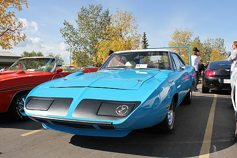 bil, dodge, muskel, transportform, transportmidler, motor køretøj, land køretøj, dag, sollys, himmel, vej, natur, blå, udendørs, retro stylet, sportsvogn, Kvinder, vintage bil, solrig, luksus, by, 5K, CC0, offentligt domæne, royaltyfrie