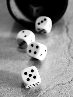 vier witte dobbelstenen, kubus, spelen, geluk, craps, points, getallen ogen, geluksnummer, oognummers, vijf, het gokken, betalen, plein, hoekig, vier, onmiddellijke snelheid, willekeurig, casino, geluksdobbelstenen, gamecube, kans, Dobbelsteen, vrijetijdsspellen, risico, winnend, succes, kunst cultuur en entertainment, ontspanning, vrijetijdsbesteding, binnenshuis, tafel, stilleven, detailopname, gevlekt, hoge hoekmening, geen mensen, kubus vorm, selectieve aandacht, groep objecten, door de mens gemaakt object, door de mens gemaakt, kansspel, 2K, CC0, publiek domein, royaltyvrij