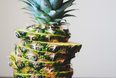 geschnittene Ananas, Ananasscheibe, Ananas, Obst, Scheibe, Schnitt, Grün, bereiten, tropisch, Pflanze, Salat, gesund, organisch, geschnitten, gesundes Essen, Essen und Trinken, Lebensmittel, Tropische Frucht, Nahansicht, grüne Farbe, keine Leute, Frische, drinnen, Stillleben, Wohlbefinden, Studioaufnahme, Wachstum, Pflanzenteil, Natur, Fokus auf den Vordergrund, Blatt, 4K, CC0, gemeinfrei, lizenzfrei
