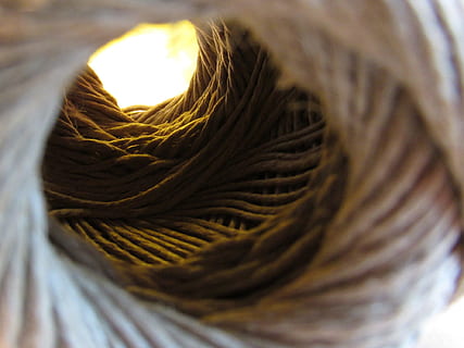 Schnur, Faden, Zeichenfolge, Licht, Tunnel, abstrakt, Hintergrund, Muster, Ballaststoff, Kunst, rollen, Kabel, menschliches Haar, Haar, Nahansicht, selektiver Fokus, eine Person, Frisur, braune Haare, Frau, menschliches Körperteil, Fokus auf den Vordergrund, drinnen, Erwachsene, Körperteil, Kopfschuss, Tag, Porträt, geflochtenes Haar, Lebensstile, menschliches Gesicht, Haarfarbe, 1080P, CC0, gemeinfrei, lizenzfrei