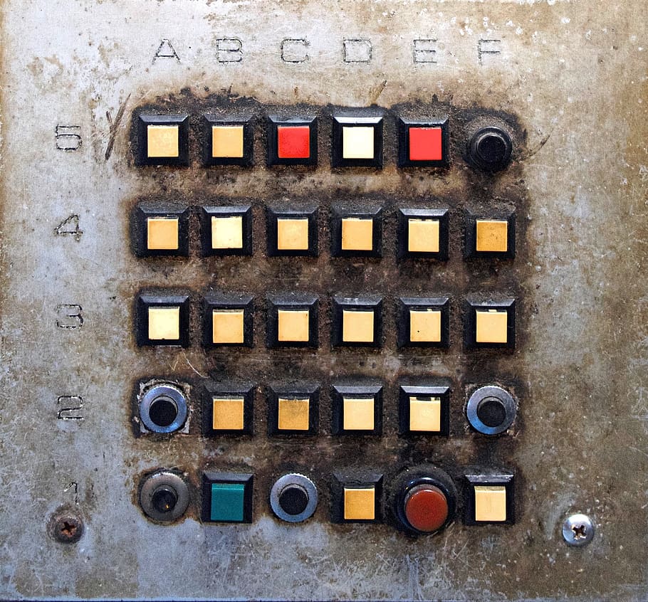 knap, boks, firkant, rund, kontrollere, numre, teknologi, ingen mennesker, tæt på, direkte over, metal, forbindelse, meddelelse, gammel, geometrisk form, form, gade, fuld ramme, trykknap, baggrunde, smuds, mønster, dag, kontrolpanel, nummer, 1080P