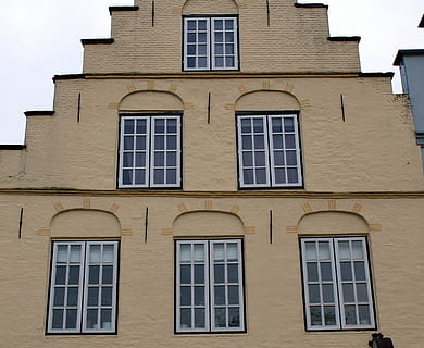 finestra, costruzione, architettura, rustico, legna, otturatore, storicamente, persiane, telaio, vecchia casa, esterno dell'edificio, struttura costruita, Inquadratura dal basso, giorno, nessuno, quartiere residenziale, all'aperto, vetro - materiale, fianco a fianco, parete, città, Casa, luce del sole, cielo, di fila, natura, facciata, 4K, CC0, dominio pubblico, privo di copyright