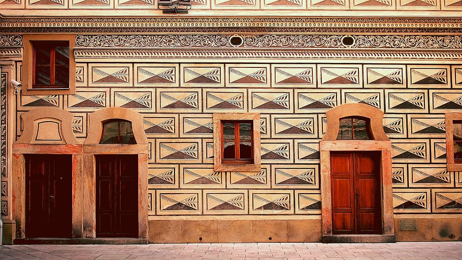 paret pintada de color marró, marró, pintat, paret, arquitectura, arquitectura i edificis, vell, cultures, lloc famós, exterior de l'edifici, porta, estructura construïda, façana, entrada, patró, tancat, dia, cap gent, arc, edifici, material de fusta, seguretat, disseny, protecció, a l'aire lliure, finestra, 2K
