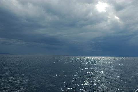 hav, tordenvejr, skyer, skyer form, vejrstemning, vejr, humør, maritim, belysning, dyster, mørke skyer, dramatisk himmel, frem, natur, himmel, storm, ferie, horisont, på søen, blå, vand, scenics, sky - himmel, horisont over vand, scenics - natur, skønhed i naturen, ro, rolig scene, havnefronten, ingen mennesker, idyllisk, overskyet, marinemaleri, dag, udendørs, ildevarslende, 2K, CC0, offentligt domæne, royaltyfrie