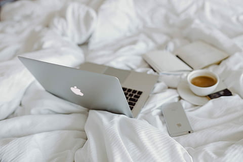 travail, portable, en profitant, café du petit déjeuner, Chocolat, lit, femme, petit déjeuner, café, au lit, blanc, Pomme, macbook, carnet, affaires, Mac, feuilles, Remarques, un hôtel, chambre, oreiller, La technologie, literie, personne, prise de vue en studio, à l'intérieur, fond blanc, fermer, journée, meubles, couleur blanche, tasse, chambre domestique, agresser, tasse à café, ordinateur, papier, vue grand angle, Nourriture et boisson, la communication, café - boisson, Technologie sans fil, textile, excès, 5K